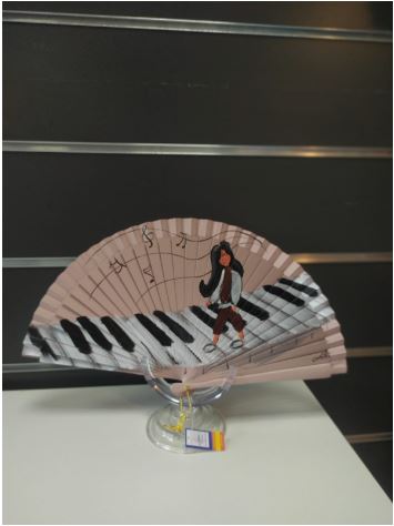 Abanico chica en piano