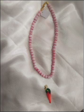 Collar con guindilla de cristal