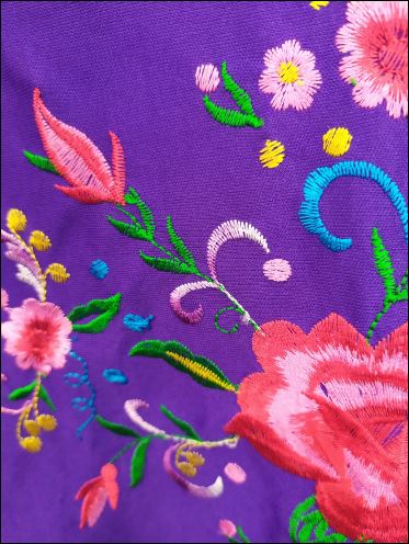 Manton morado con bordados de colores
