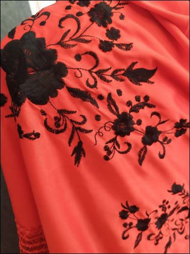 Manton rojo con bordados en negro