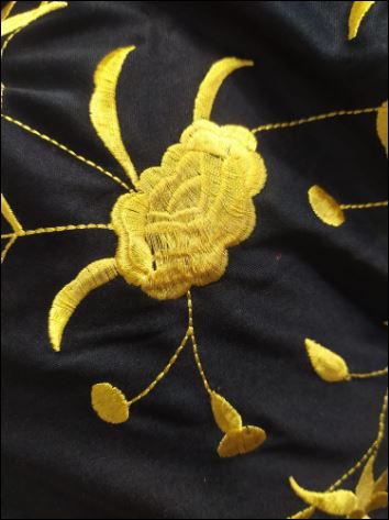 Manton negro con bordados dorados