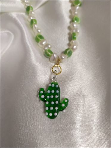 Collar con cactus de cristal