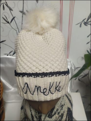 Gorro de punto con pompón beige